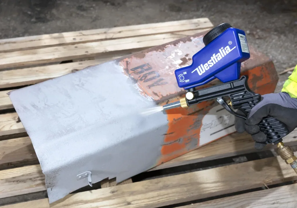 Compressed air sandblasting gun