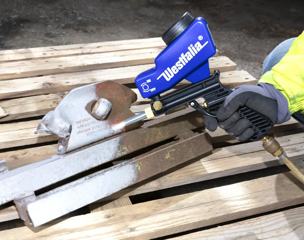 Compressed air sandblasting gun