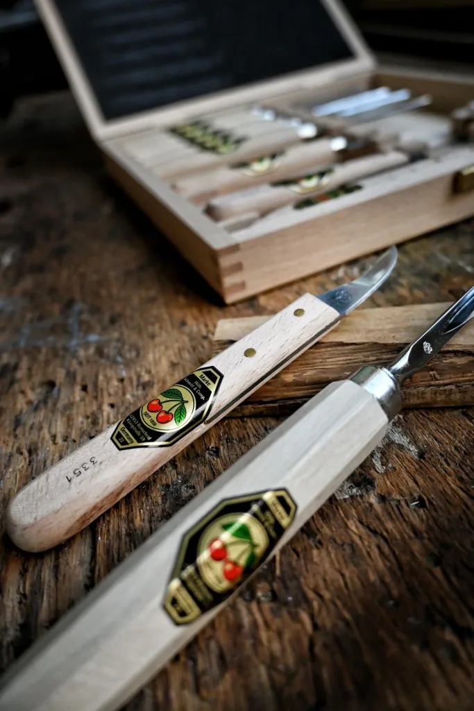 Carving set in a wooden box, 11 pieces.