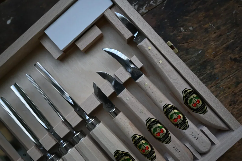 Carving set in a wooden box, 11 pieces.