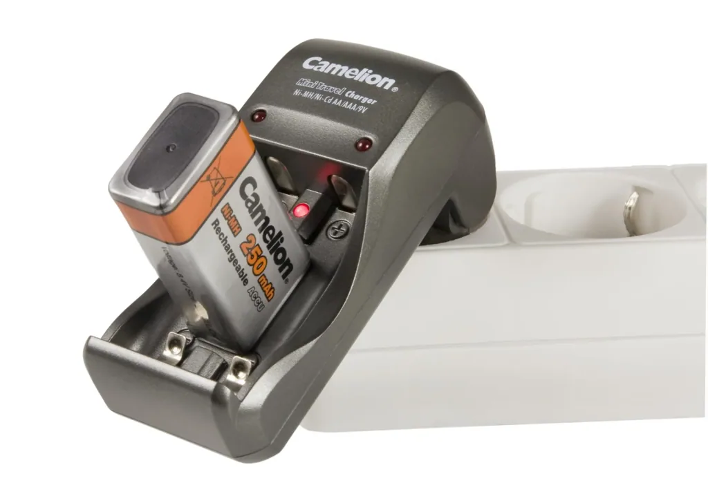 Travel plug-in charger for 2x AA/AAA or 1x 9V, foldable plug