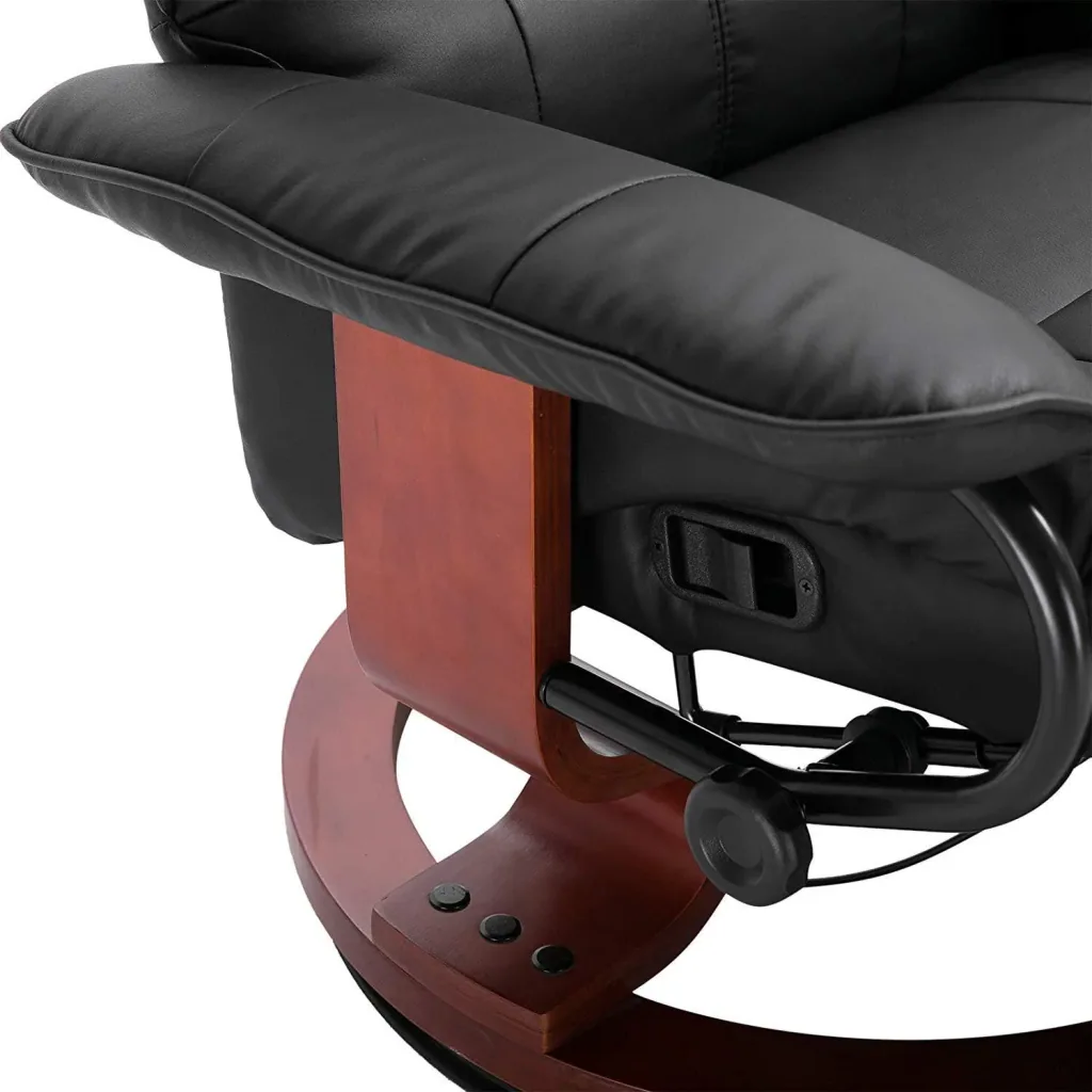 Relaxing chair with round wooden base