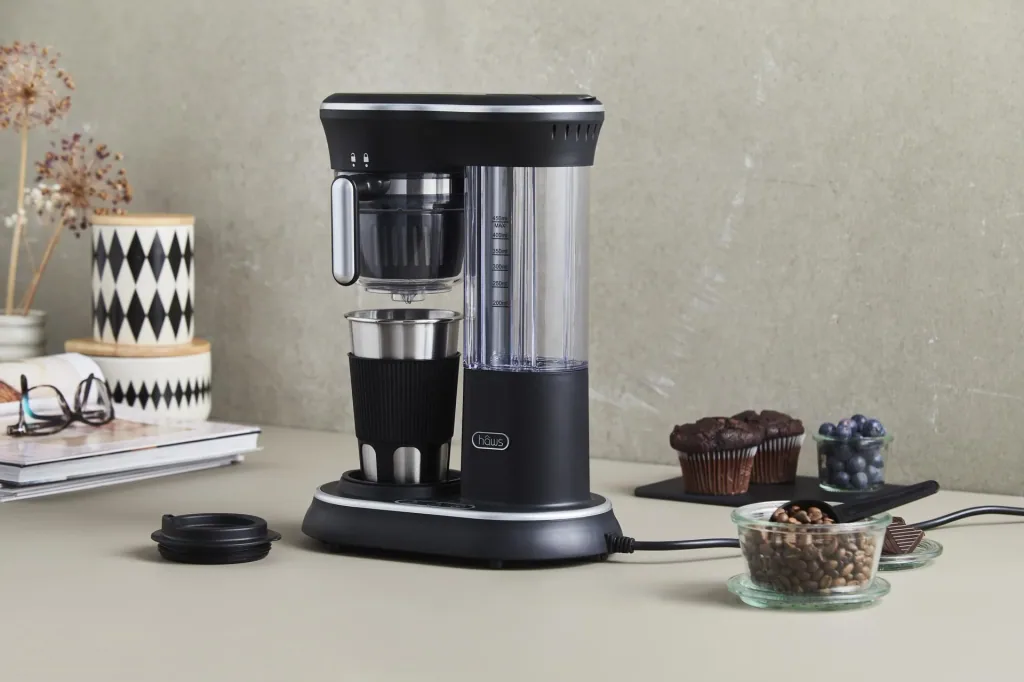 Coffee machine with grinder and stainless steel drinking cup