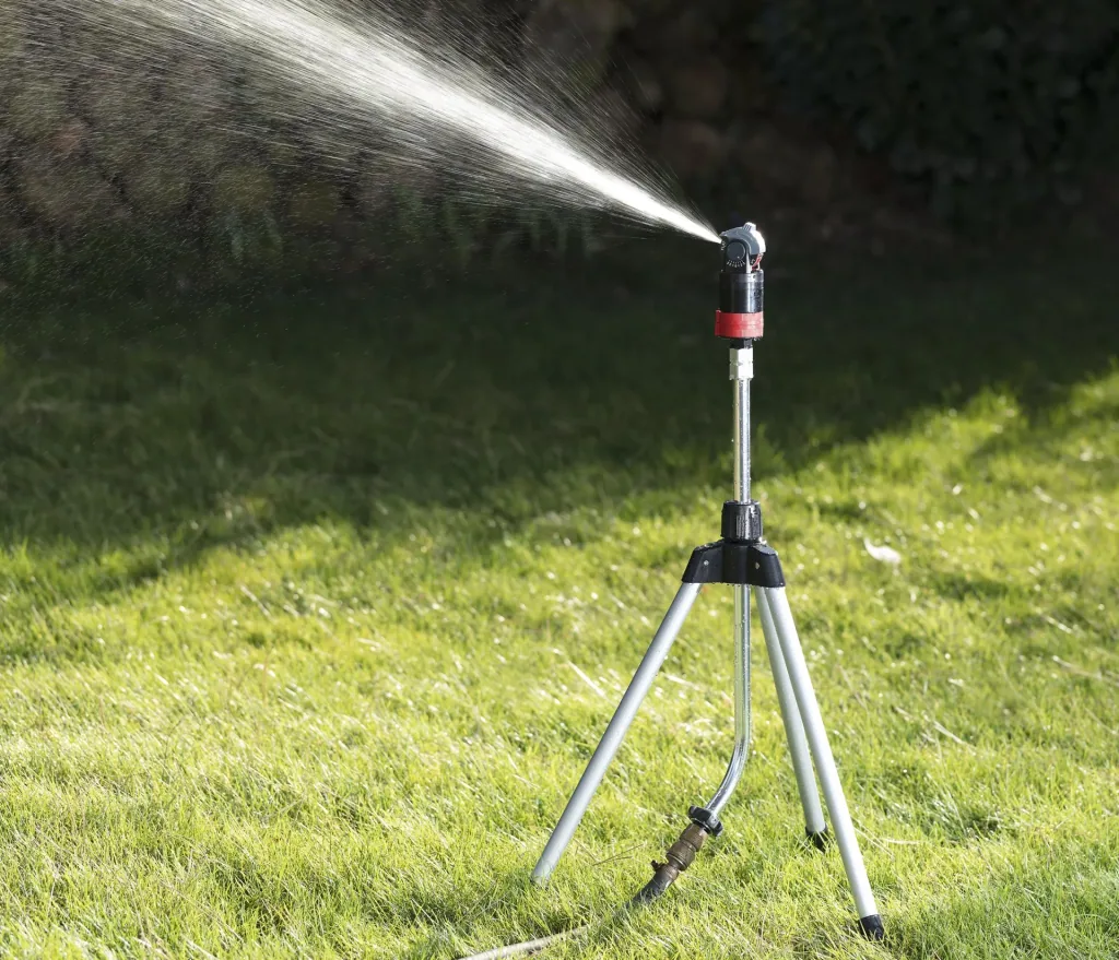 Lawn sprinkler with 5-way spray head