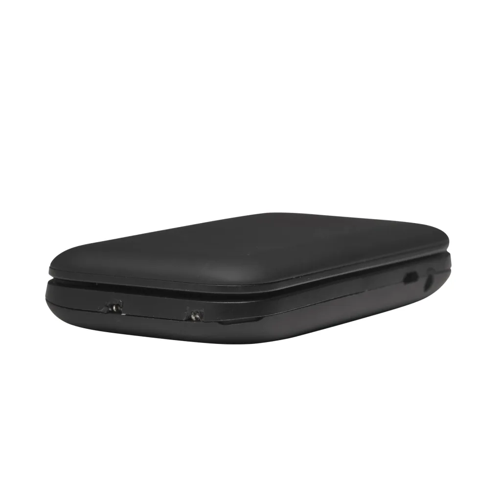 High-quality clamshell phone with 2.4" color display