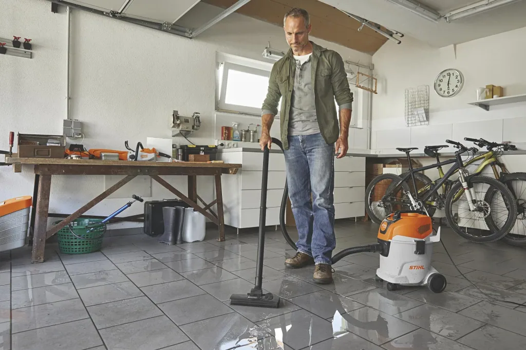 Wet and dry vacuum cleaner SE 33