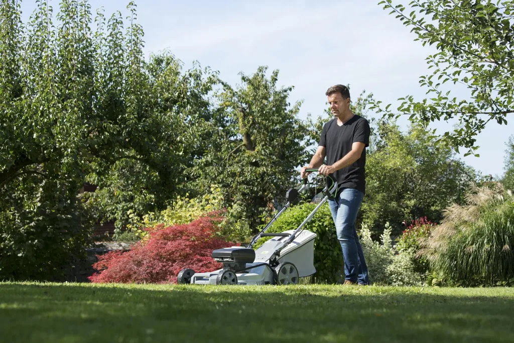 Cordless lawn mower GM ARM 4046S cutting width 46 cm - including 2 batteries and charger.
