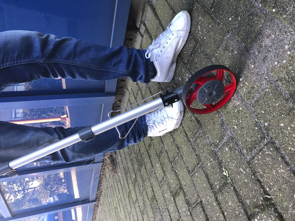 Distance measuring device with digital display "Reach"