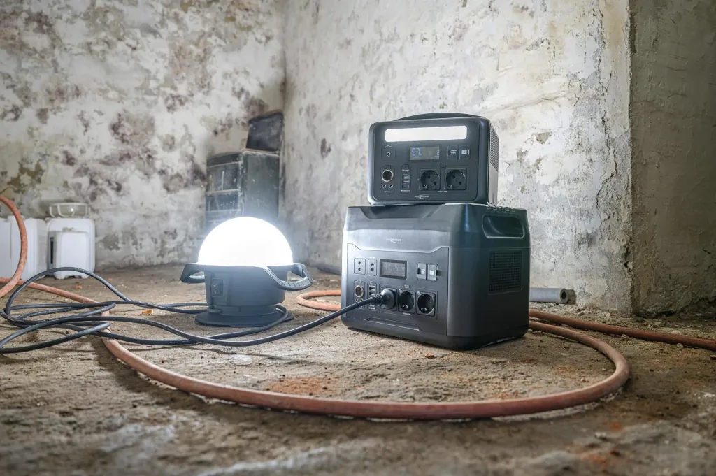 Power station with LED lamp, AC sockets, car socket and USB, 600 watts