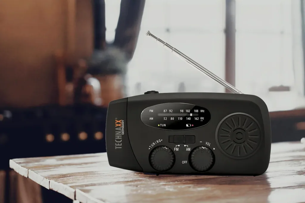 Solar crank radio with flashlight