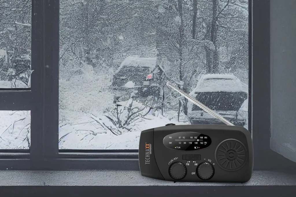Solar crank radio with flashlight