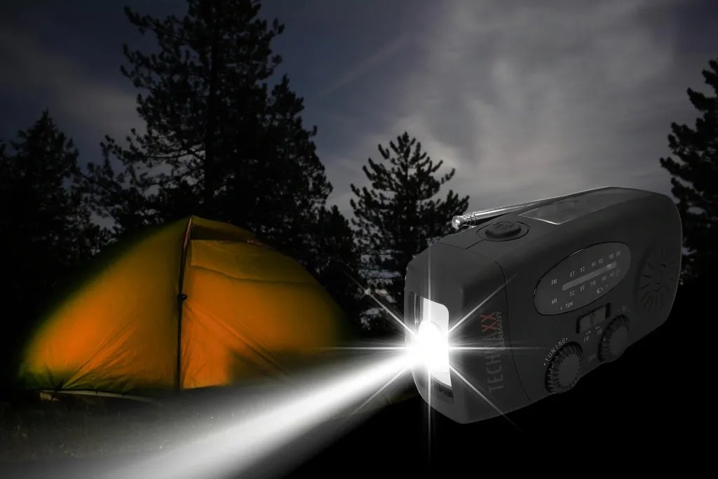 Solar crank radio with flashlight