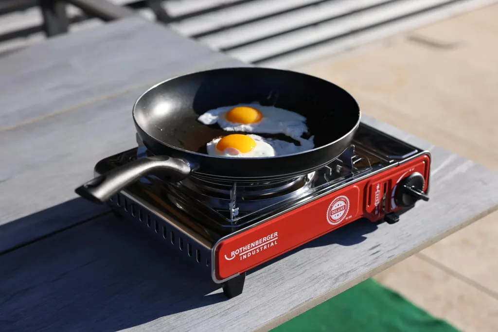 Compact gas table cooker Deluxe RS 220 with integrated cartridge compartment