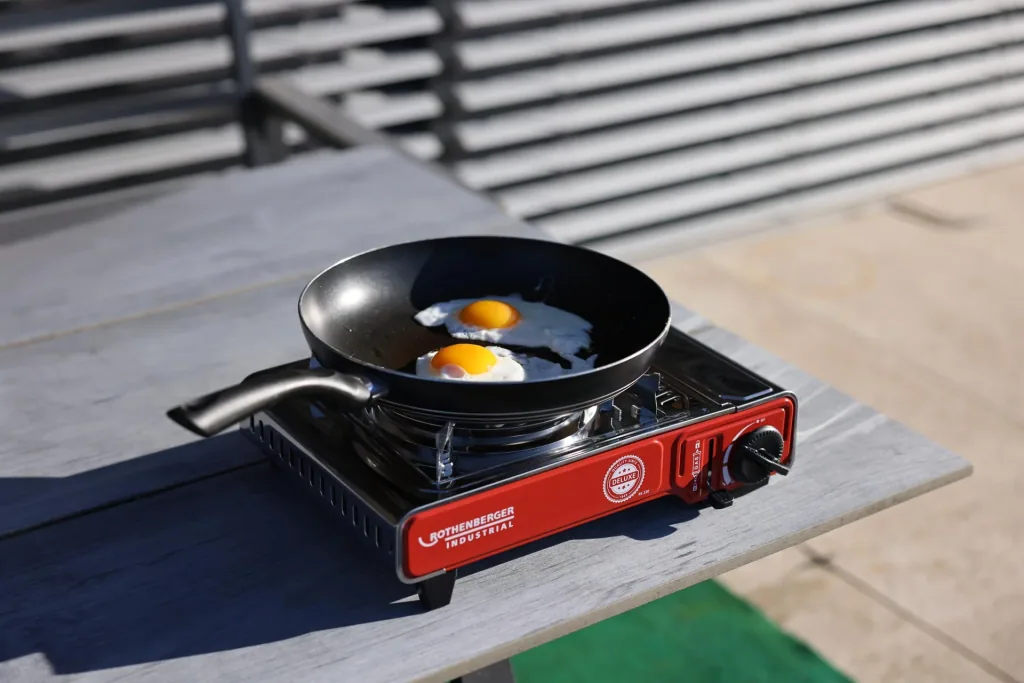 Compact gas table cooker Deluxe RS 220 with integrated cartridge compartment