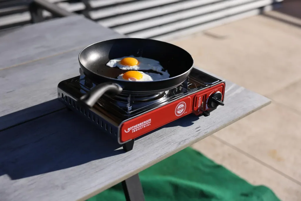 Compact gas table cooker Deluxe RS 220 with integrated cartridge compartment