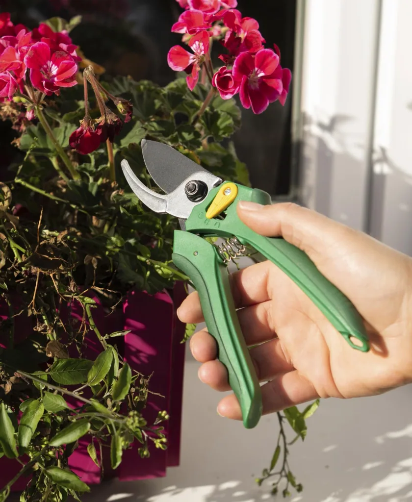 One-handed garden shears cutting past