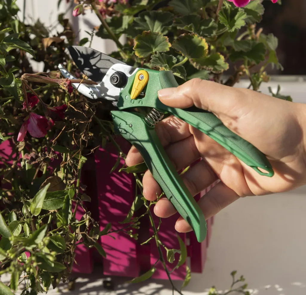 One-handed garden shears cutting past