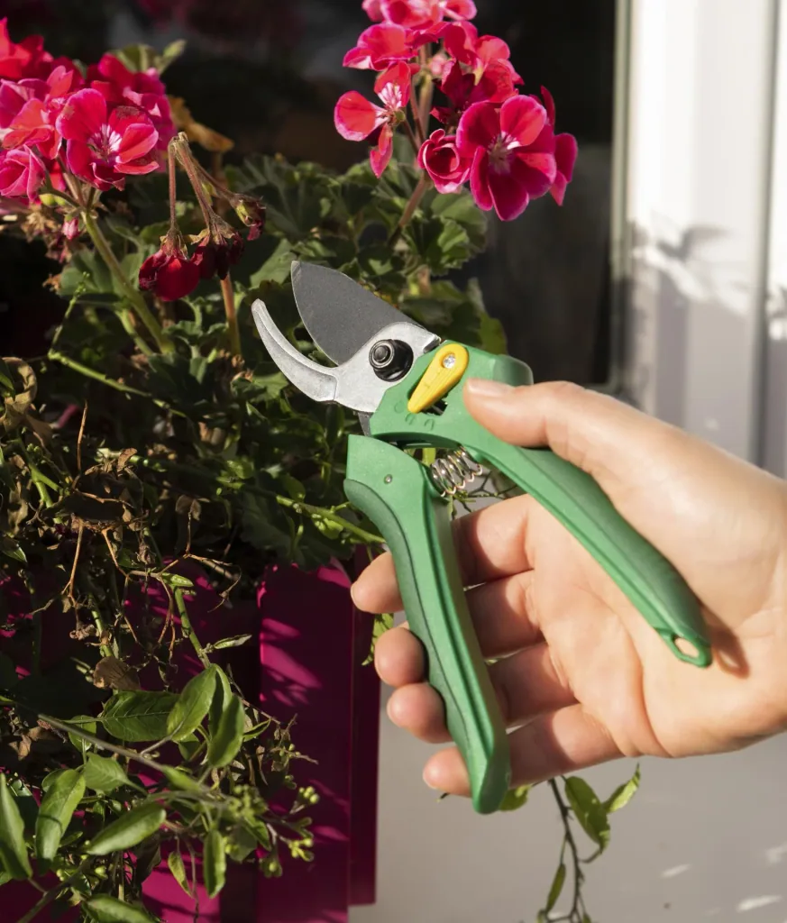 One-handed garden shears cutting past