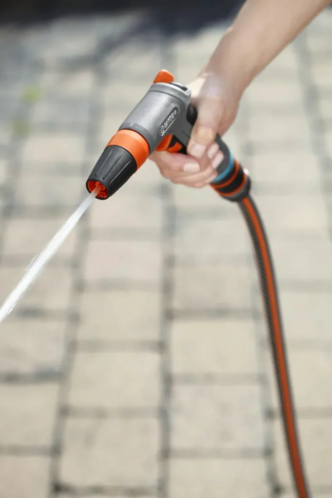 Comfort cleaning syringe
