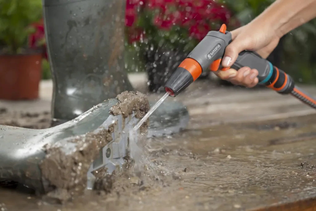 Comfort cleaning syringe