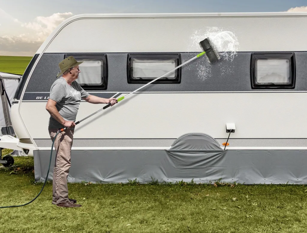 Washing brush with telescopic rod