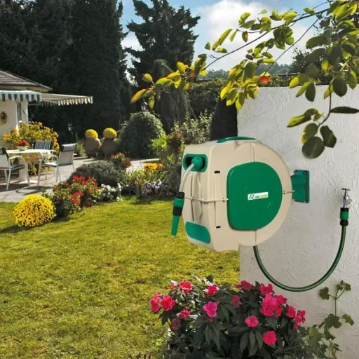 Wall-mounted hose box with automatic rewind and 30 m hose
