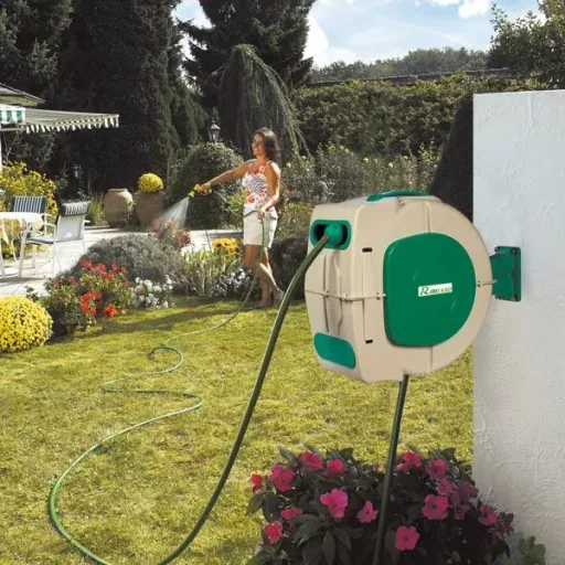 Wall-mounted hose box with automatic rewind and 30 m hose