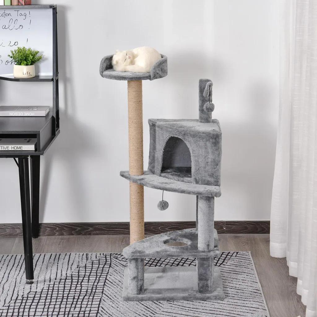 Scratching post with play balls