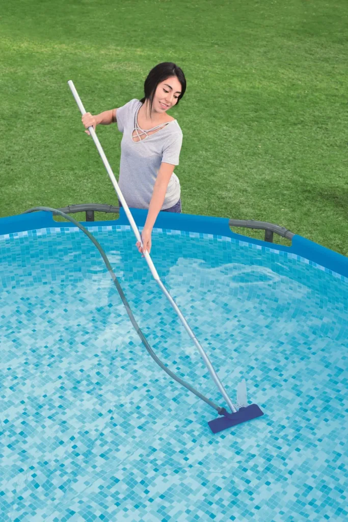 Pool cleaning set