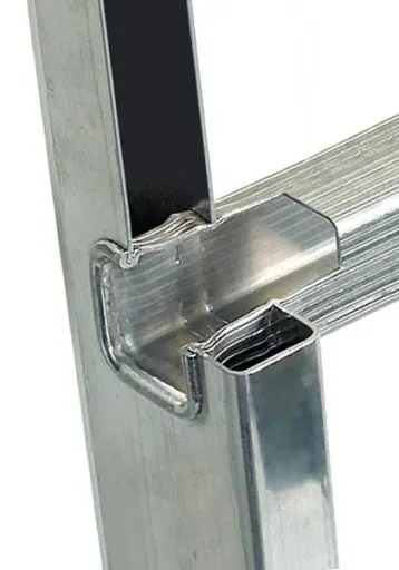 Aluminum leaning ladder with 8 rungs