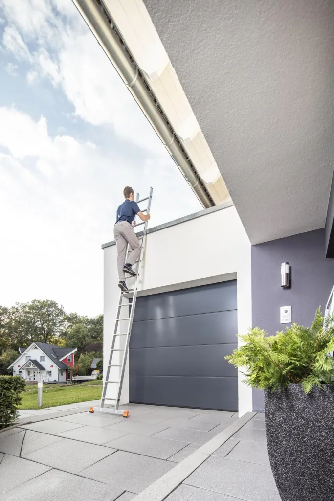 Aluminum leaning ladder with 15 rungs