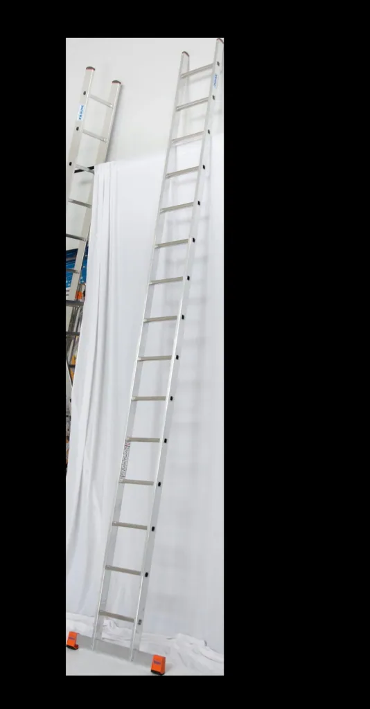 Aluminum leaning ladder with 15 rungs