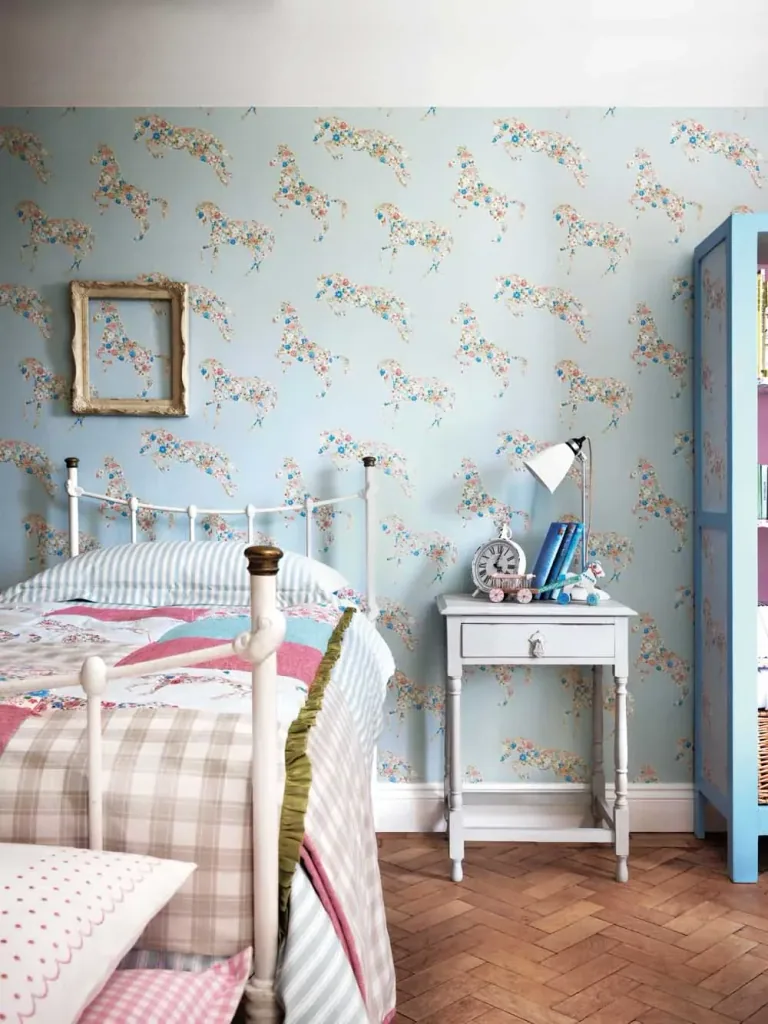 Little Sanderson Abracazoo behang bloemen paarden crème lichtblauw roze