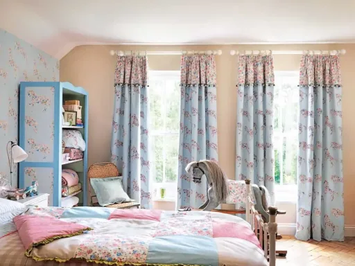 Little Sanderson Abracazoo behang bloemen paarden crème lichtblauw roze