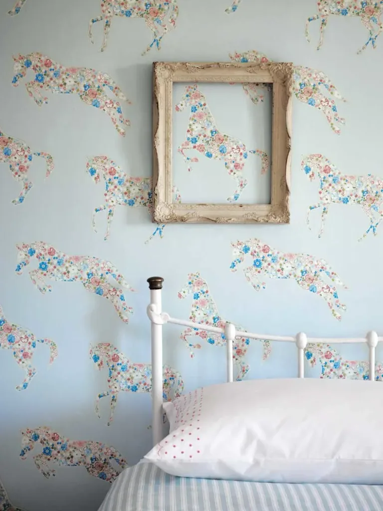 Little Sanderson Abracazoo behang bloemen paarden crème lichtblauw roze