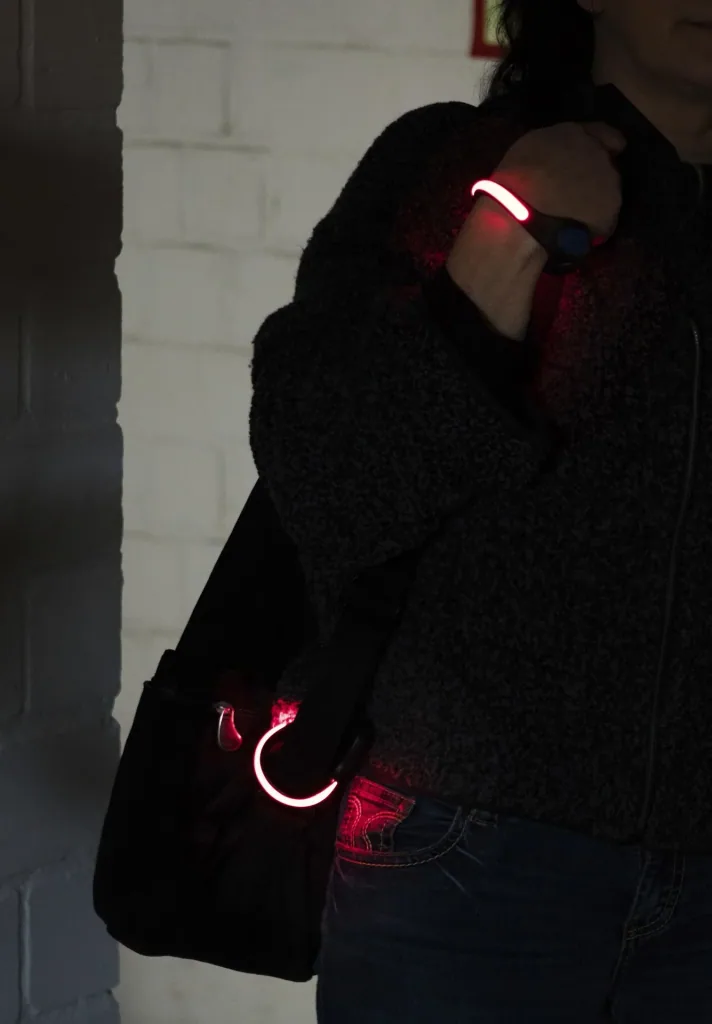 Luminous clips for shoes in a double pack, visibility in the dark