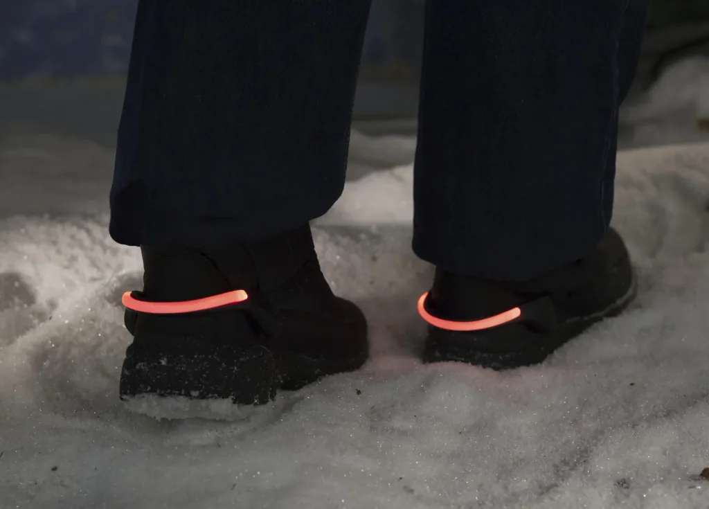 Luminous clips for shoes in a double pack, visibility in the dark