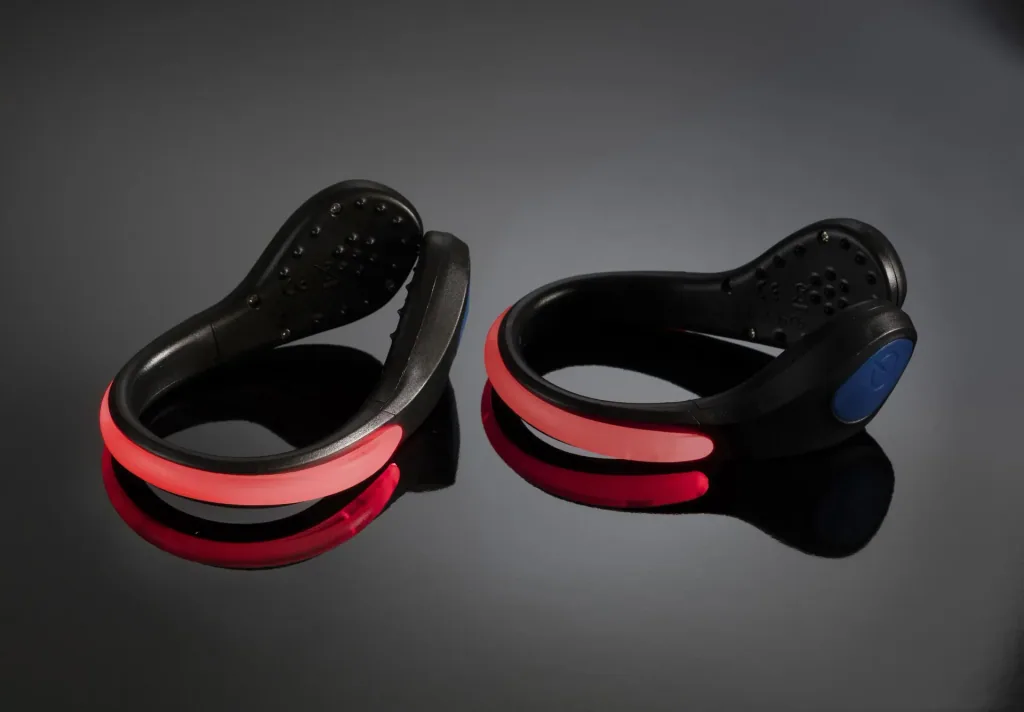 Luminous clips for shoes in a double pack, visibility in the dark