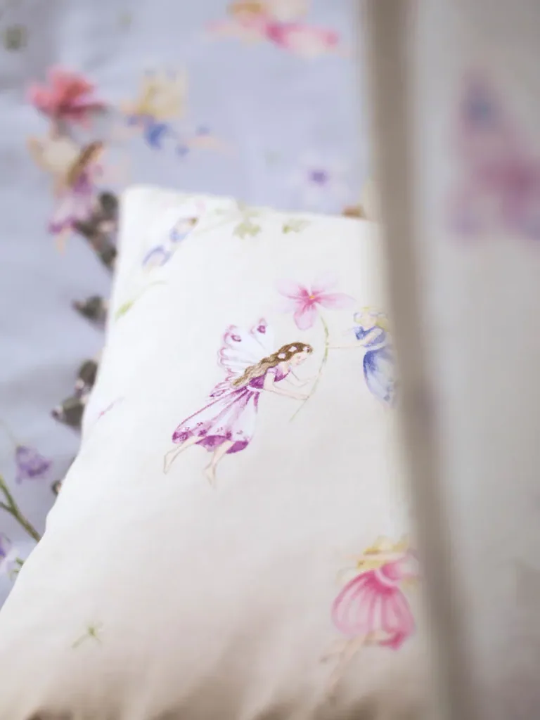 Little Sanderson Abracazoo motief stof feeën tuin lichtblauw paars roze