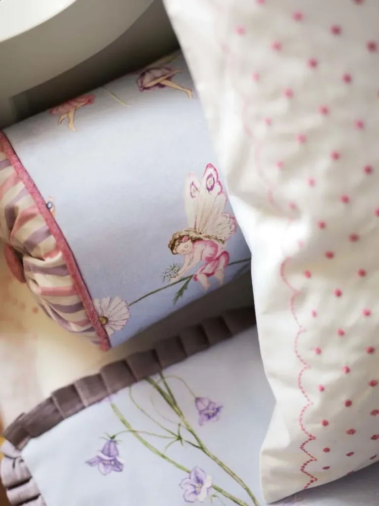 Little Sanderson Abracazoo motief stof feeën tuin lichtblauw paars roze