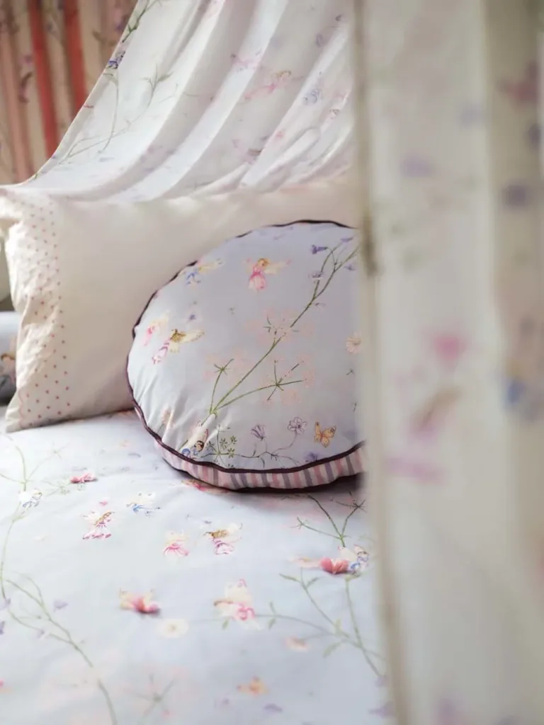 Little Sanderson Abracazoo motief stof feeën tuin lichtblauw paars roze