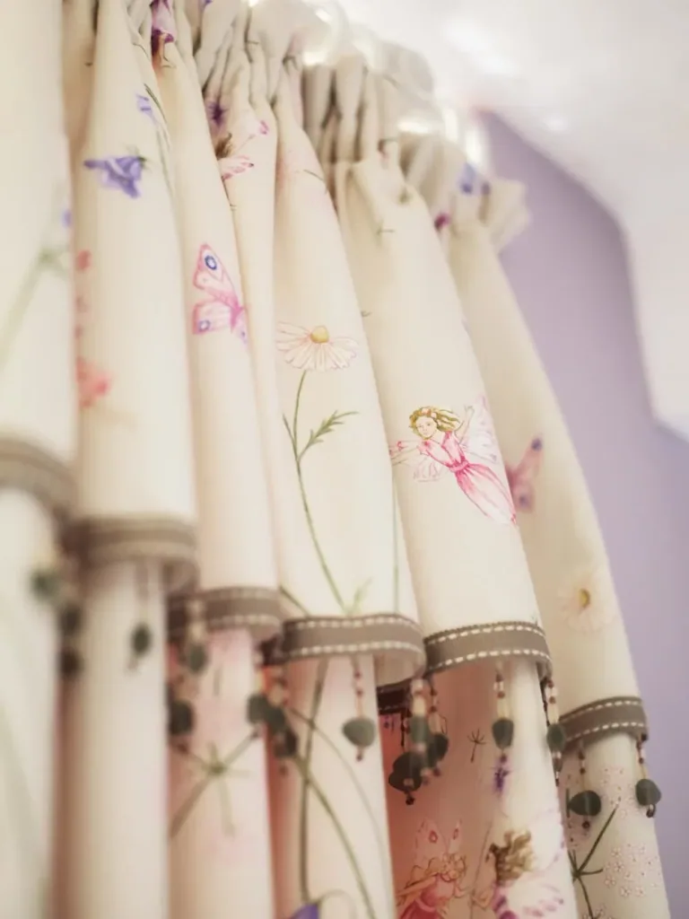 Little Sanderson Abracazoo motief stof feeën tuin lichtblauw paars roze