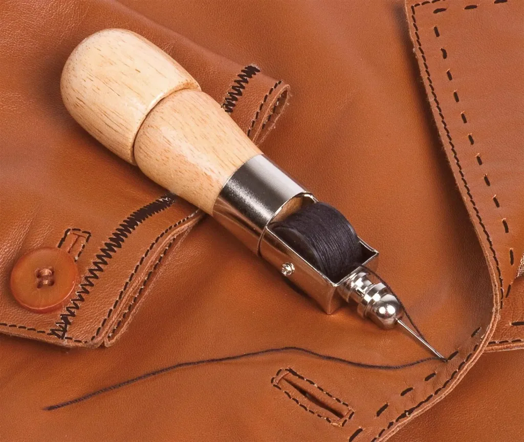 Sewing awl, including 2 spare spools