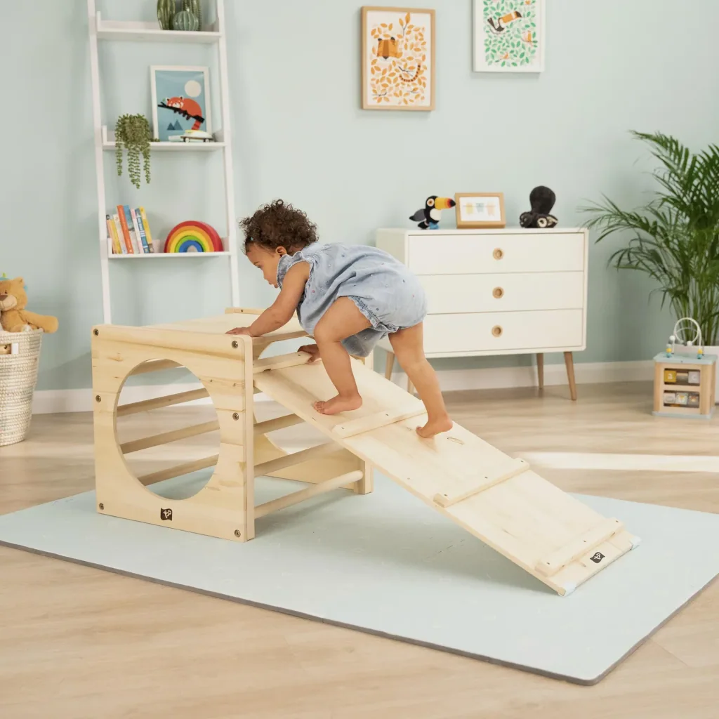 Active climbing cube for children