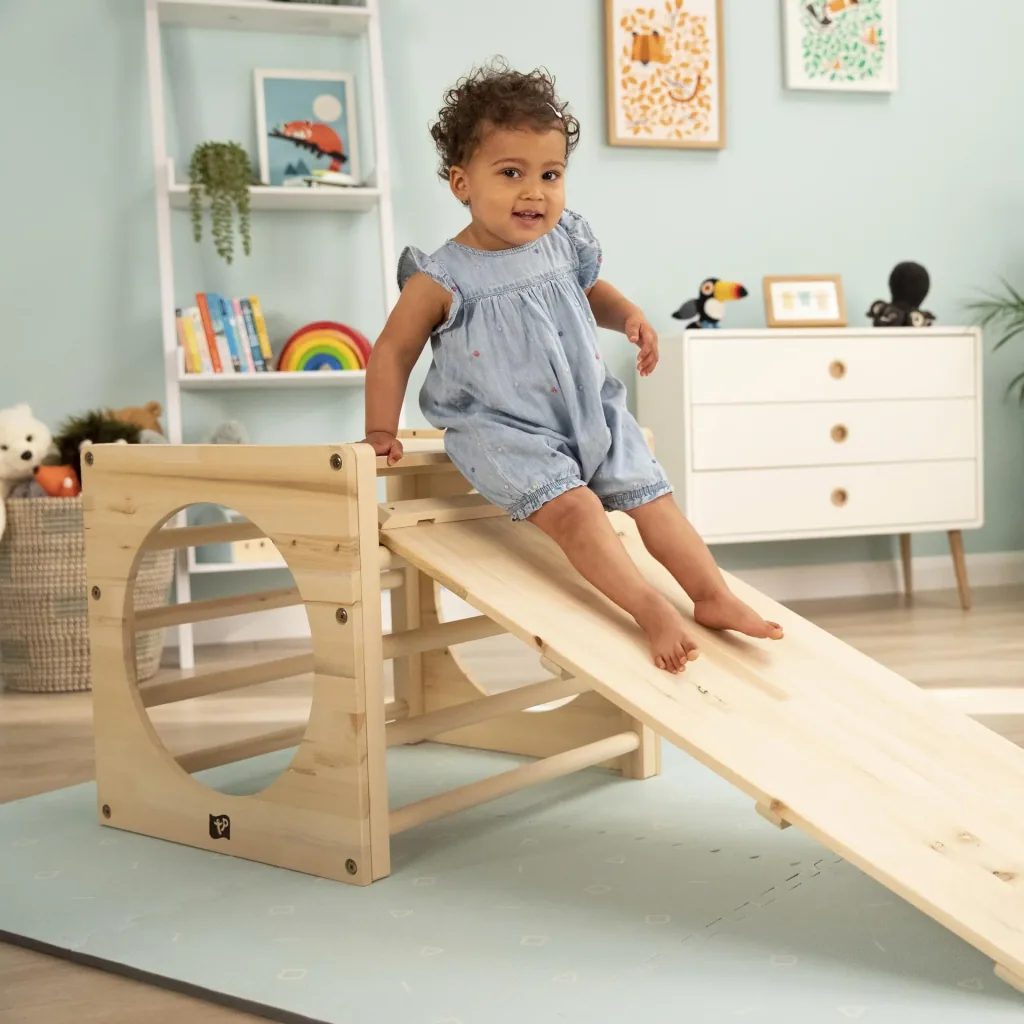 Active climbing cube for children