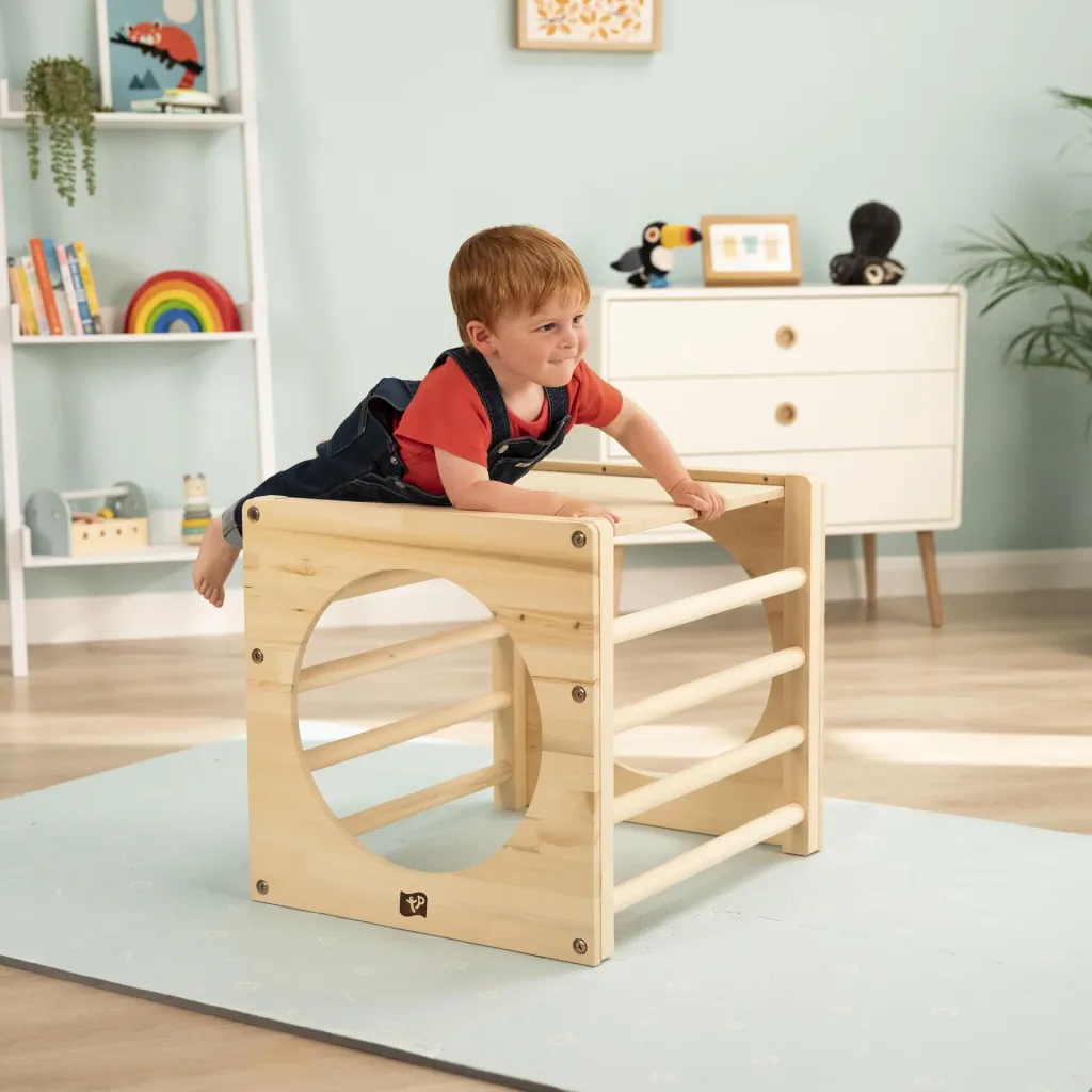 Active climbing cube for children