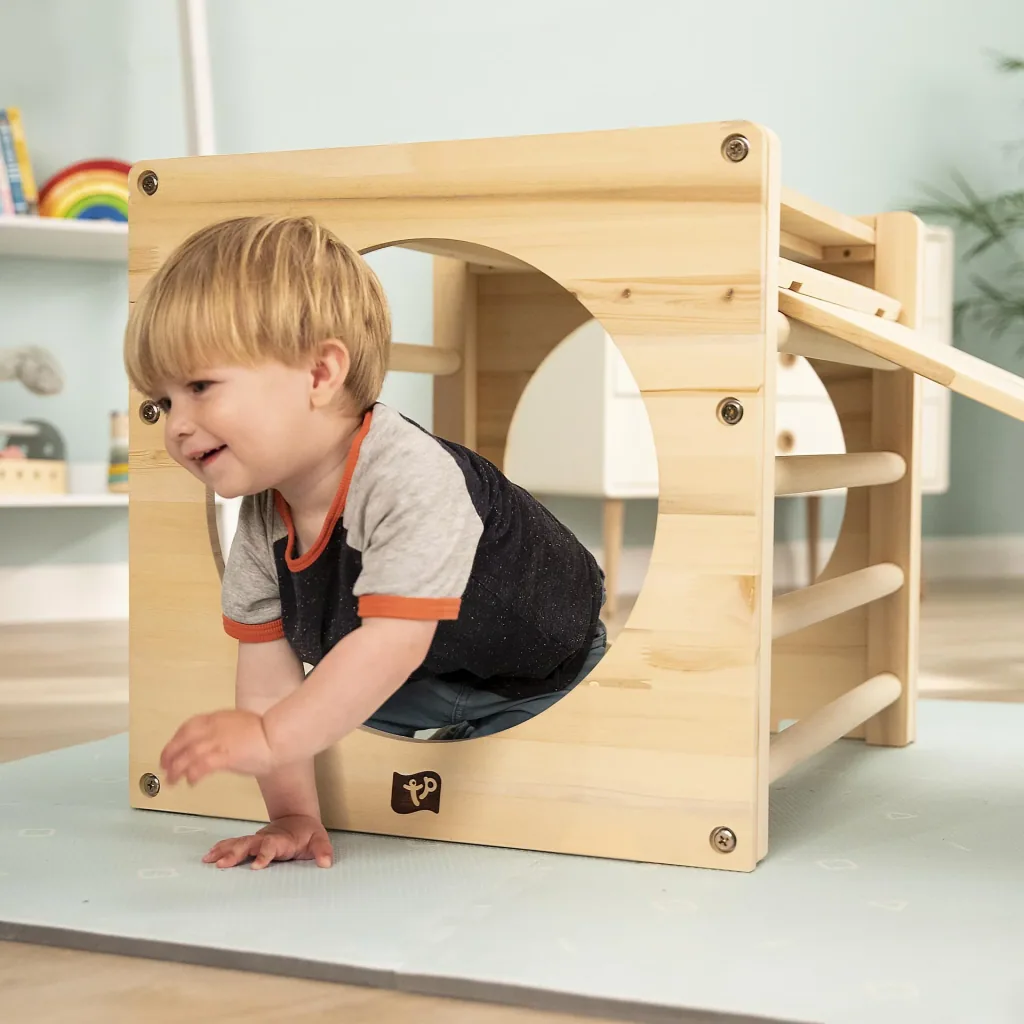 Active climbing cube for children