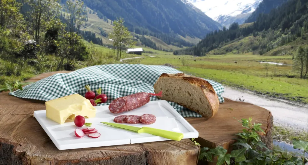 Foldable cutting board with integrated knife