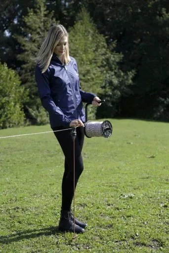 One-hand unwinding aid for electric fence spools