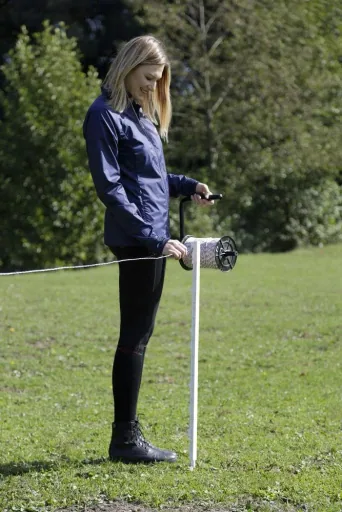 One-hand unwinding aid for electric fence spools